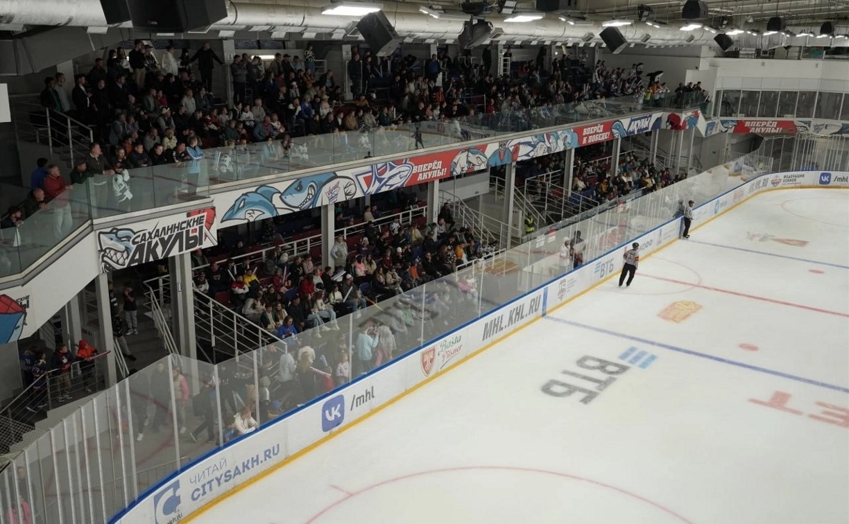 Средняя посещаемость домашних матчей "Сахалинских Акул" в этом сезоне составила 1038 зрителей