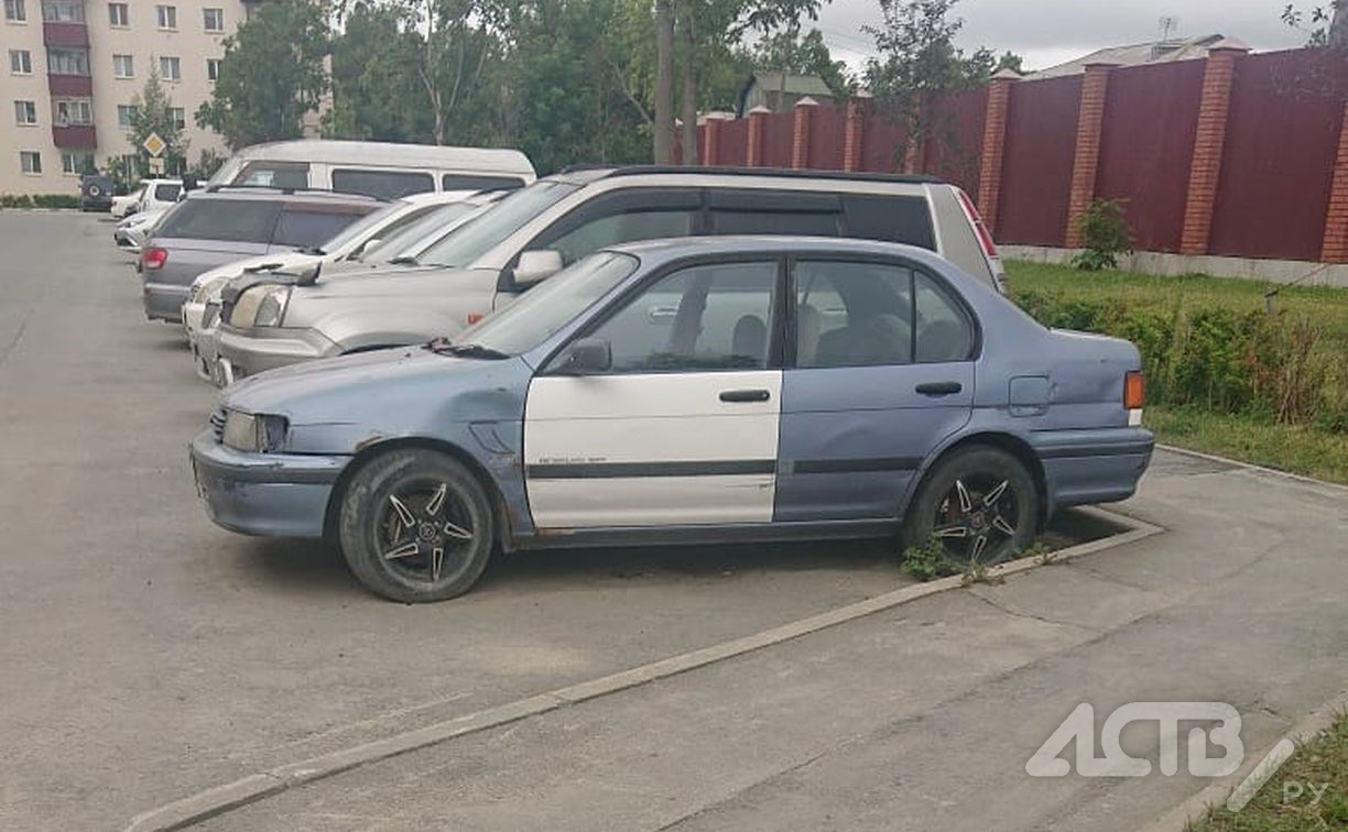 Житель Южно-Сахалинска пожаловался на автомобили, которые припарковали у дома на два года