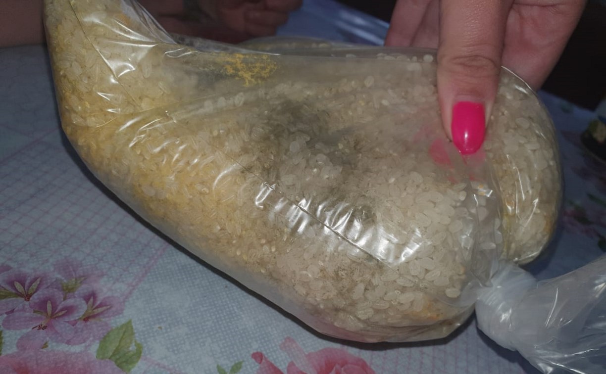 Сахалинка получила 14 пакетов гнилого риса в наборах для малообеспеченных семей