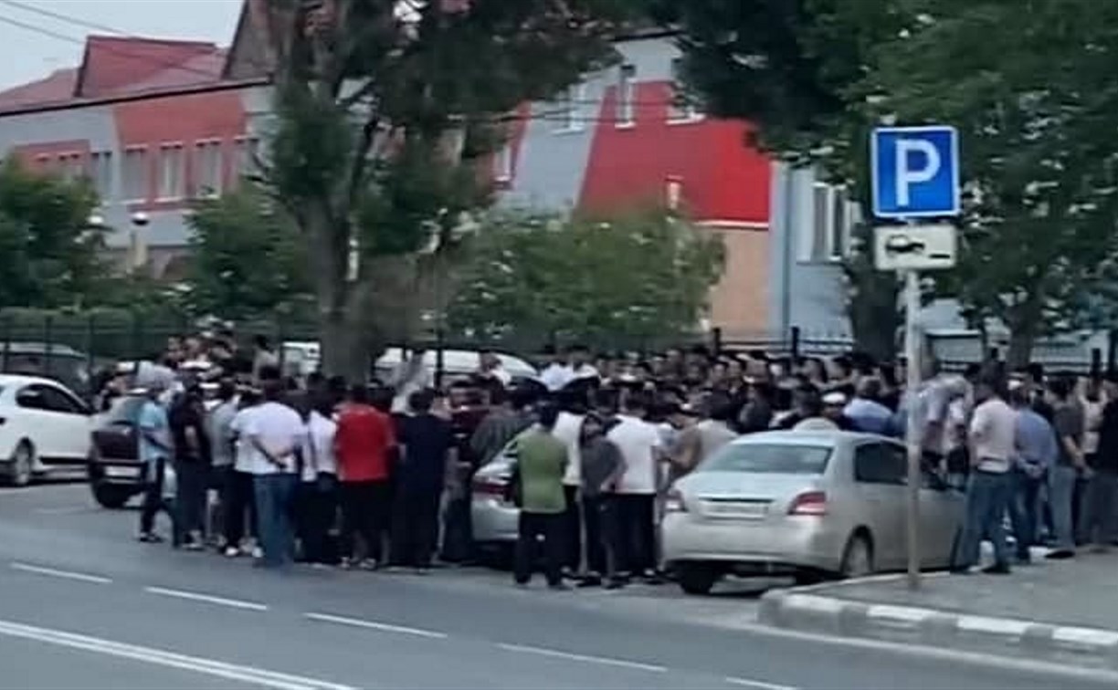 Вопреки жаре и ковиду: толпы иностранцев окружили здание миграционной службы в Южно-Сахалинске