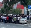 Вопреки жаре и ковиду: толпы иностранцев окружили здание миграционной службы в Южно-Сахалинске