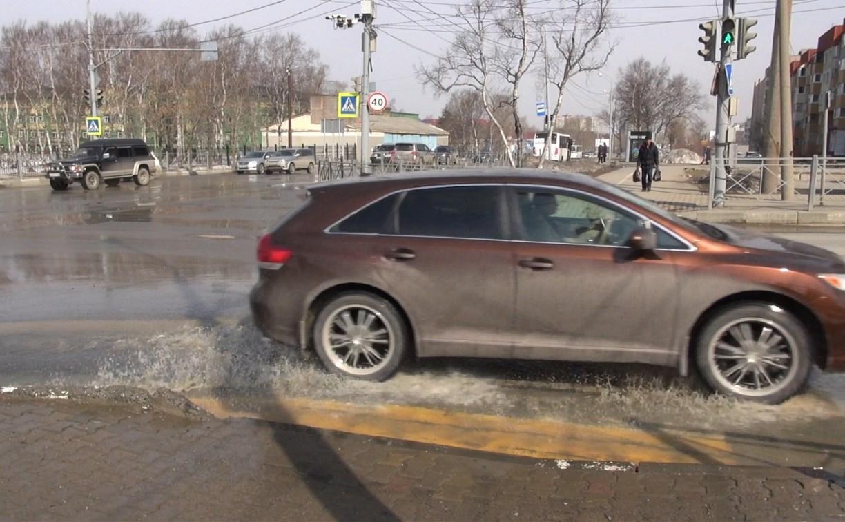 Из-за промывки водопровода на улице Больничной в Южно-Сахалинске появилась река