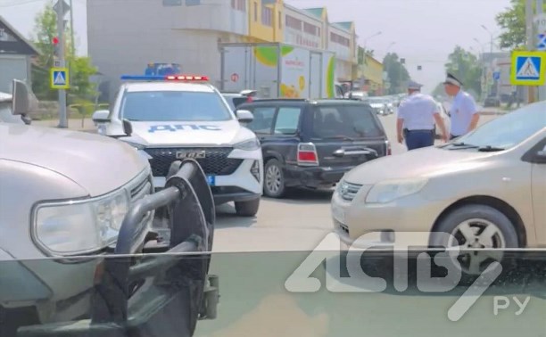Универсал без тормозов врезался в автомобиль ГАИ в Южно-Сахалинске