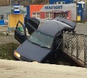 Легковушка вылетела с моста в Корсакове