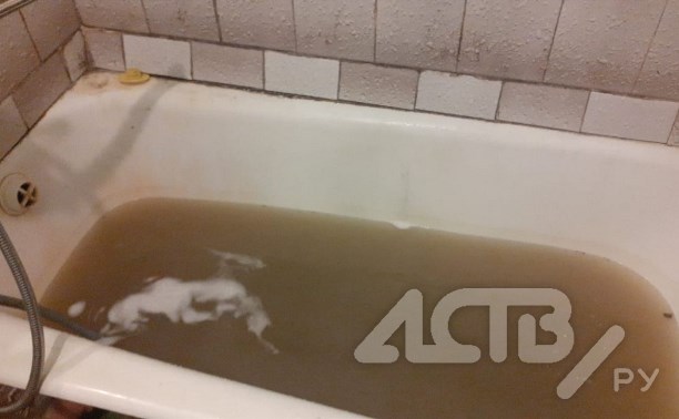 Сахалинка с двумя детьми седьмой день живёт в затопленной канализационными водами квартире
