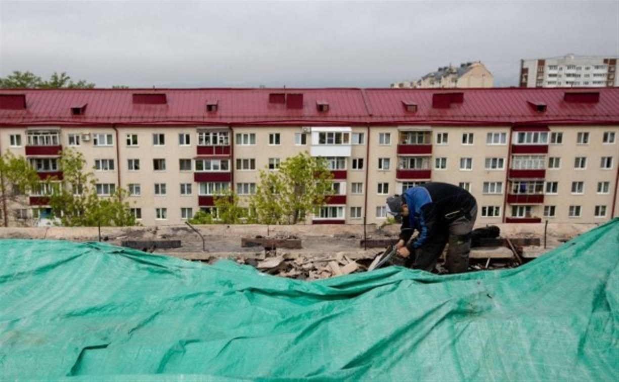 Специалисты устранили течь в доме, который пострадал от пожара на прошлой неделе в Южно-Сахалинске 