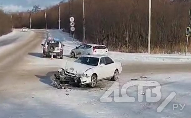 Очевидцы: в Ногликах Mark II на "лысой" резине столкнулся с учебкой