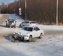 Очевидцы: в Ногликах Mark II на "лысой" резине столкнулся с учебкой 