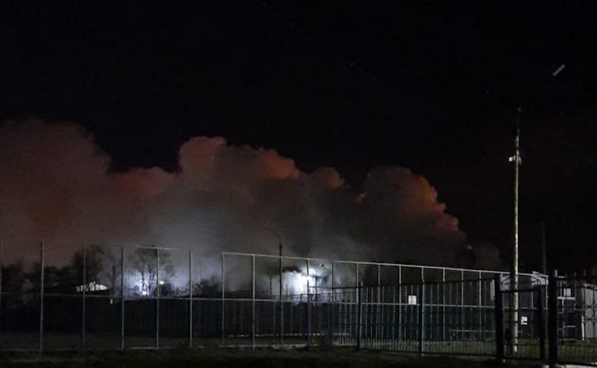 Взрослых и детей эвакуировали ночью из горящего дома в Южно-Сахалинске