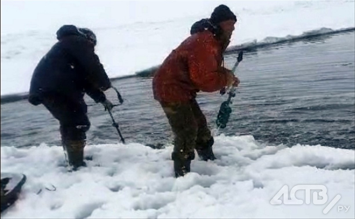 "Гребут бурами": появилось видео, как сахалинские рыбаки плывут на оторванной льдине 