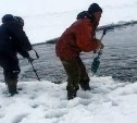 "Гребут бурами": появилось видео, как сахалинские рыбаки плывут на оторванной льдине 
