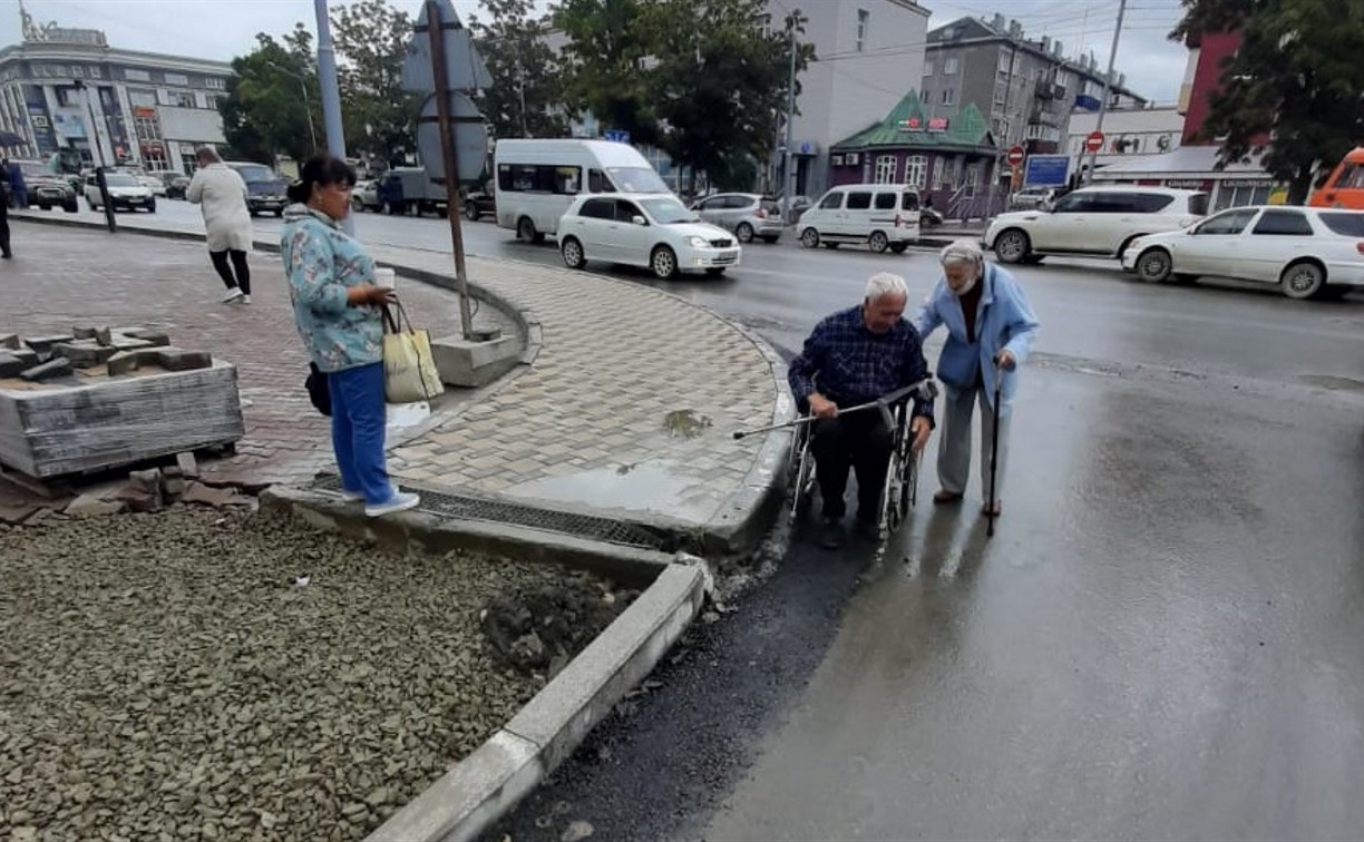 Инвалид-колясочник не смог перейти дорогу в Южно-Сахалинске