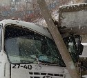 Бетономешалка врезалась в крыльцо дома в Холмске