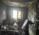 Появились фото после пожара в четырёхэтажном доме в Макарове
