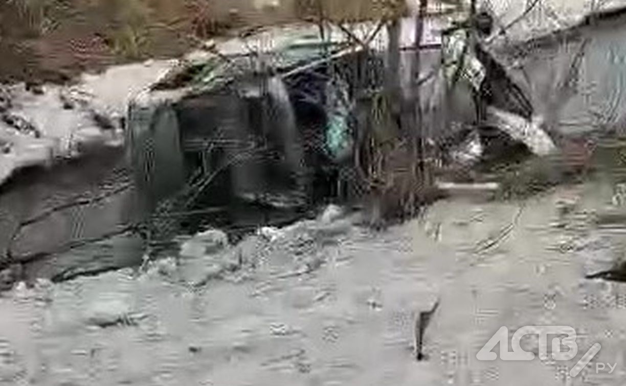 "Летел, не касаясь земли": помятый автомобиль нашли в канаве в Южно-Сахалинске