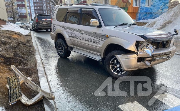 Девушка на "Прадо" разбила автомобиль, пытаясь выехать на улицу Комсомольскую в Южно-Сахалинске