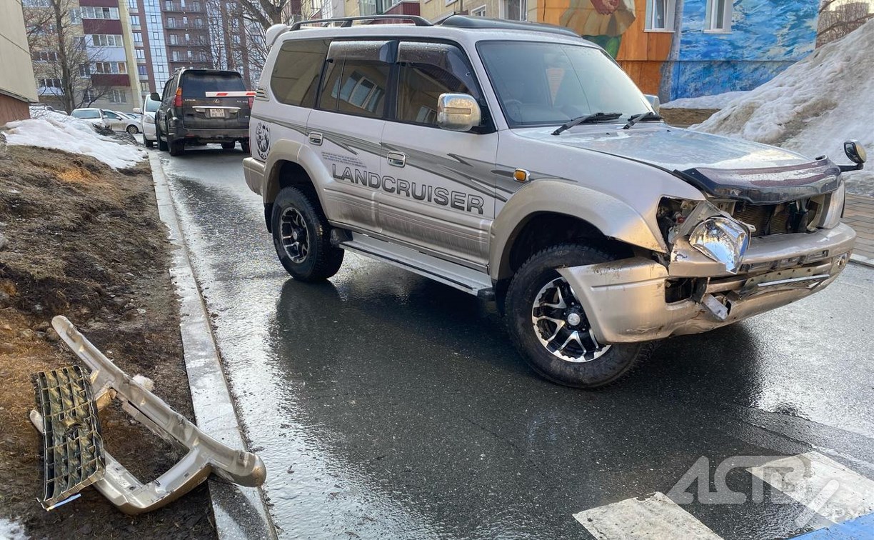 Девушка на "Прадо" разбила автомобиль, пытаясь выехать на улицу Комсомольскую в Южно-Сахалинске