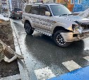 Девушка на "Прадо" разбила автомобиль, пытаясь выехать на улицу Комсомольскую в Южно-Сахалинске