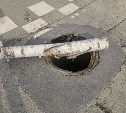 "И враг не пройдёт": необычный канализационный люк на дороге удивил южносахалинца