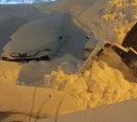 В Ново-Александровске самосвал вывалил снег на припаркованную во дворе машину 
