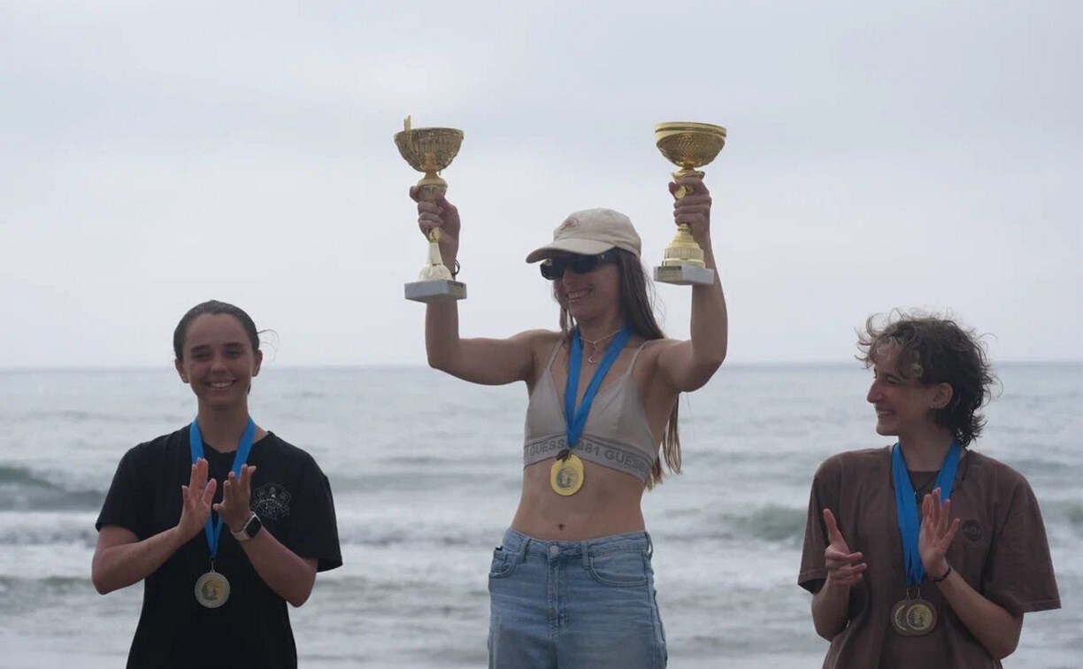 Островитянка Анна Вяткина взяла два золота на первом чемпионате и первенстве ДФО по сёрфингу на Сахалине