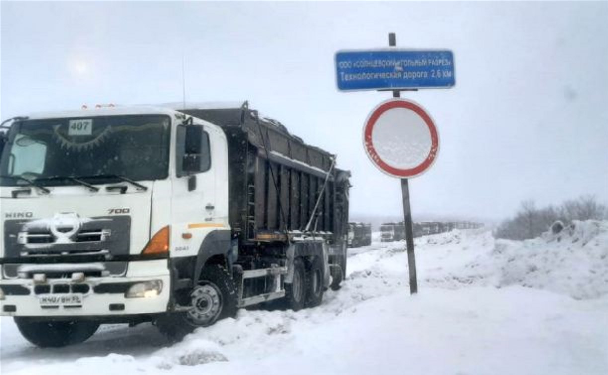 На повороте прицеп "отстегнулся": подробности аварии на дороге Углегорск - Шахтёрск