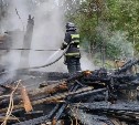 В Долинском районе потушили гараж в лесном массиве