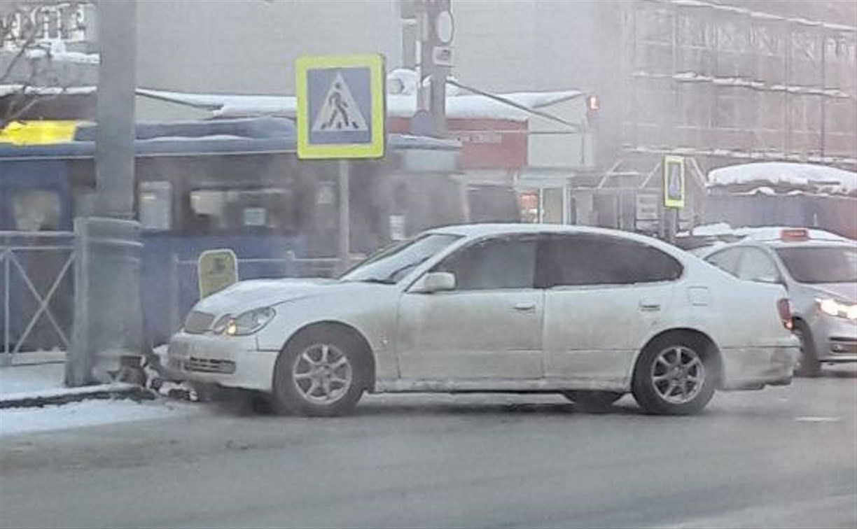 Toyota Aristo врезалась в столб в центре Южно-Сахалинска