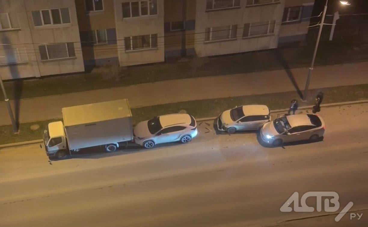 Четыре автомобиля разбили в ДТП ранним утром в Южно-Сахалинске