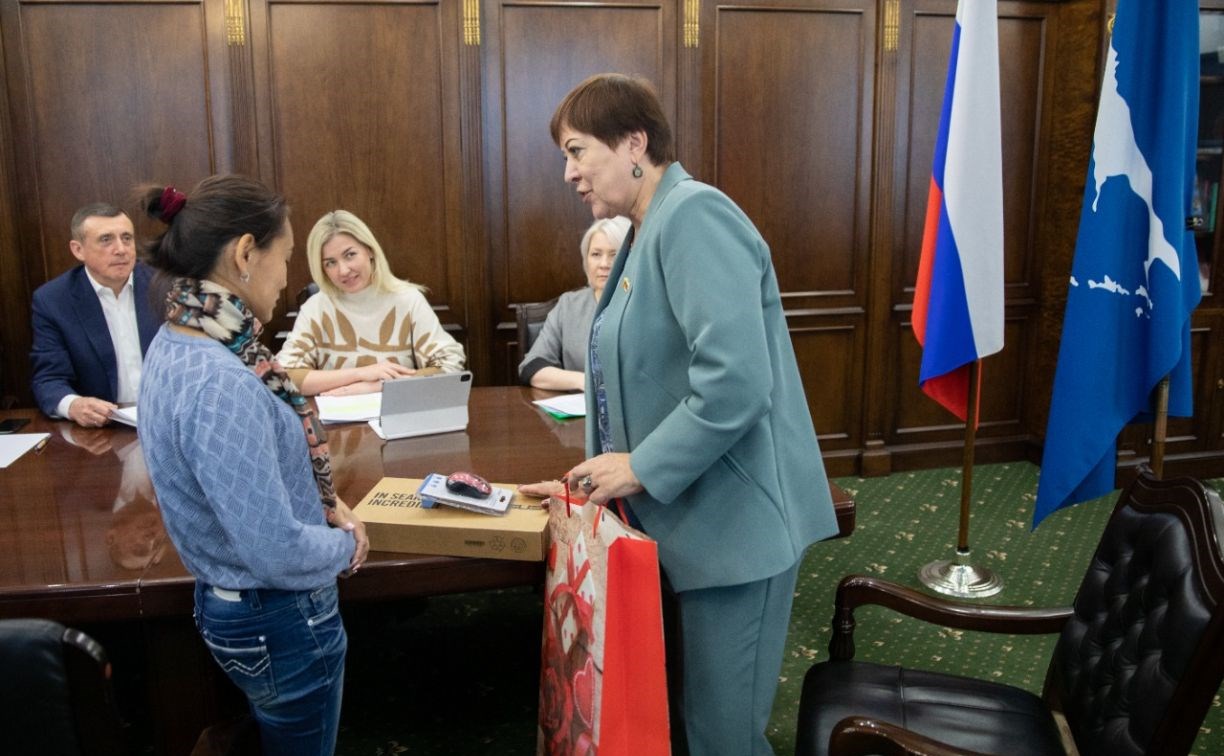 На встрече с губернатором маме шестилетнего сахалинца вручили ноутбук