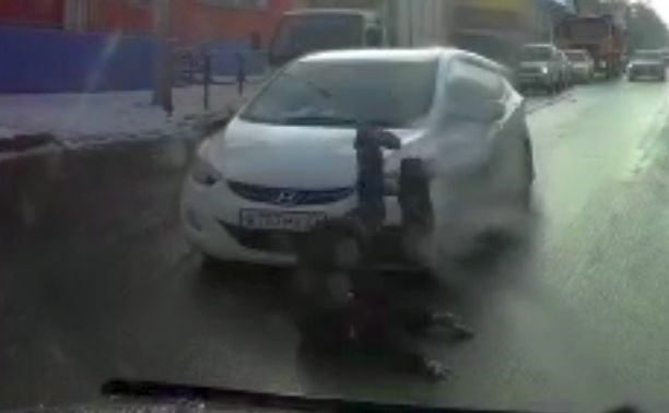 В интернете появилось видео южно-сахалинского ДТП, в котором сбили пешехода