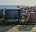 Пенсионеры на улице Набережной в Парусном живут без освещения и мусорного бака