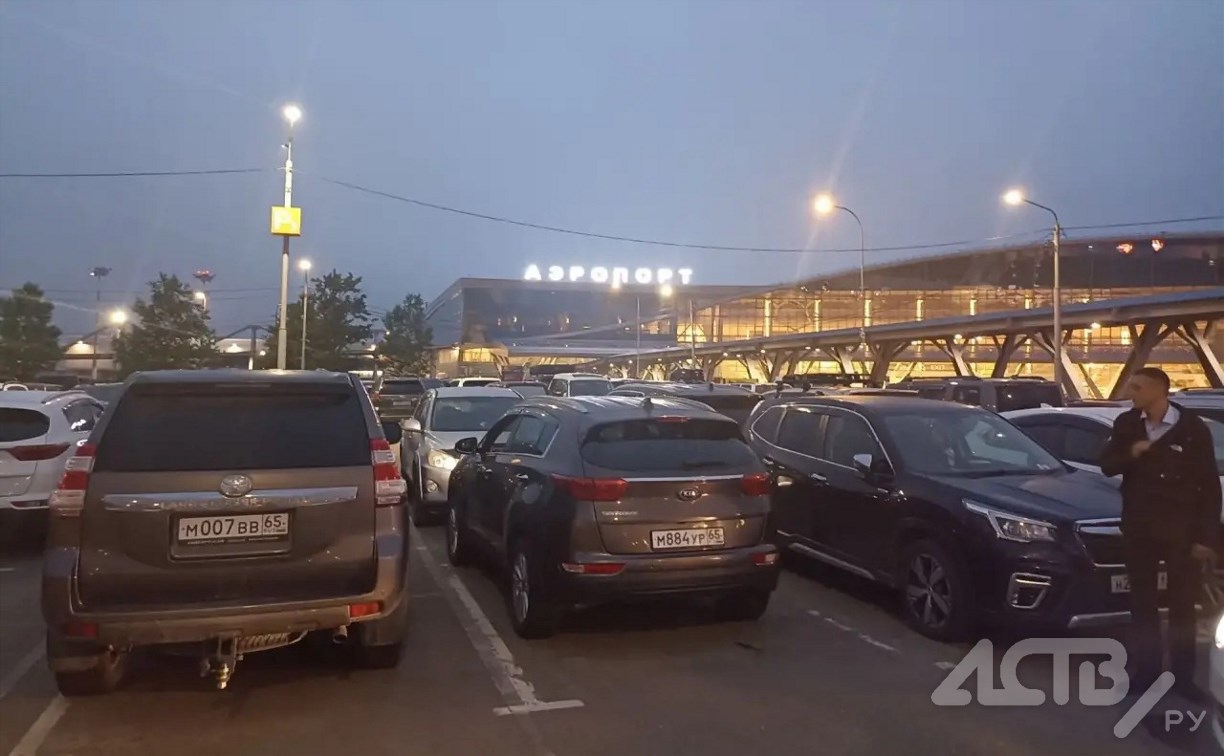 На платной парковке южно-сахалинского аэропорта неизвестный автомобиль врезался в кроссовер