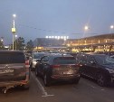 На платной парковке южно-сахалинского аэропорта неизвестный автомобиль врезался в кроссовер