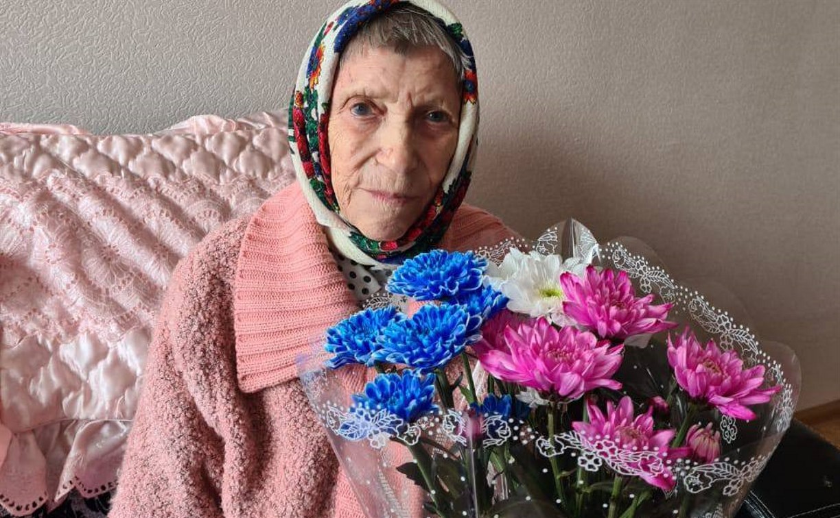 Долгожительницу в Поронайске с 95-летием поздравил мэр