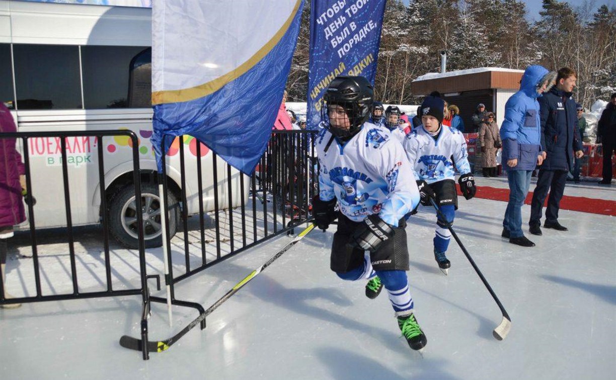 Школьникам Южно-Сахалинска вручили хоккейную форму и снаряжение 