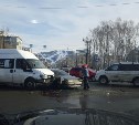 Маршрутный автобус столкнулся с двумя автомобилями в Южно-Сахалинске