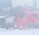 На переезде в Южно-Сахалинске в снегу "застрял" поезд