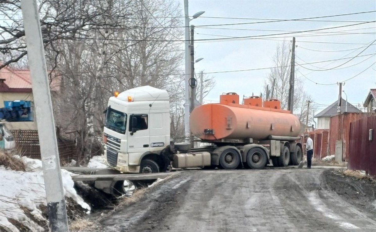 Бензовоз сошел с моста в Южно-Сахалинске 