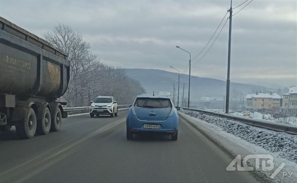 Очевидцы: голубой Nissan Leaf с номерами "888" вновь нарушает ПДД в Южно-Сахалинске