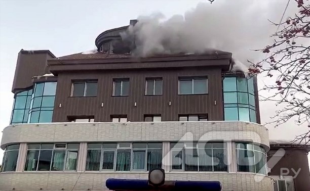 Дымом от пожара в Южно-Сахалинске заволокло городской роддом