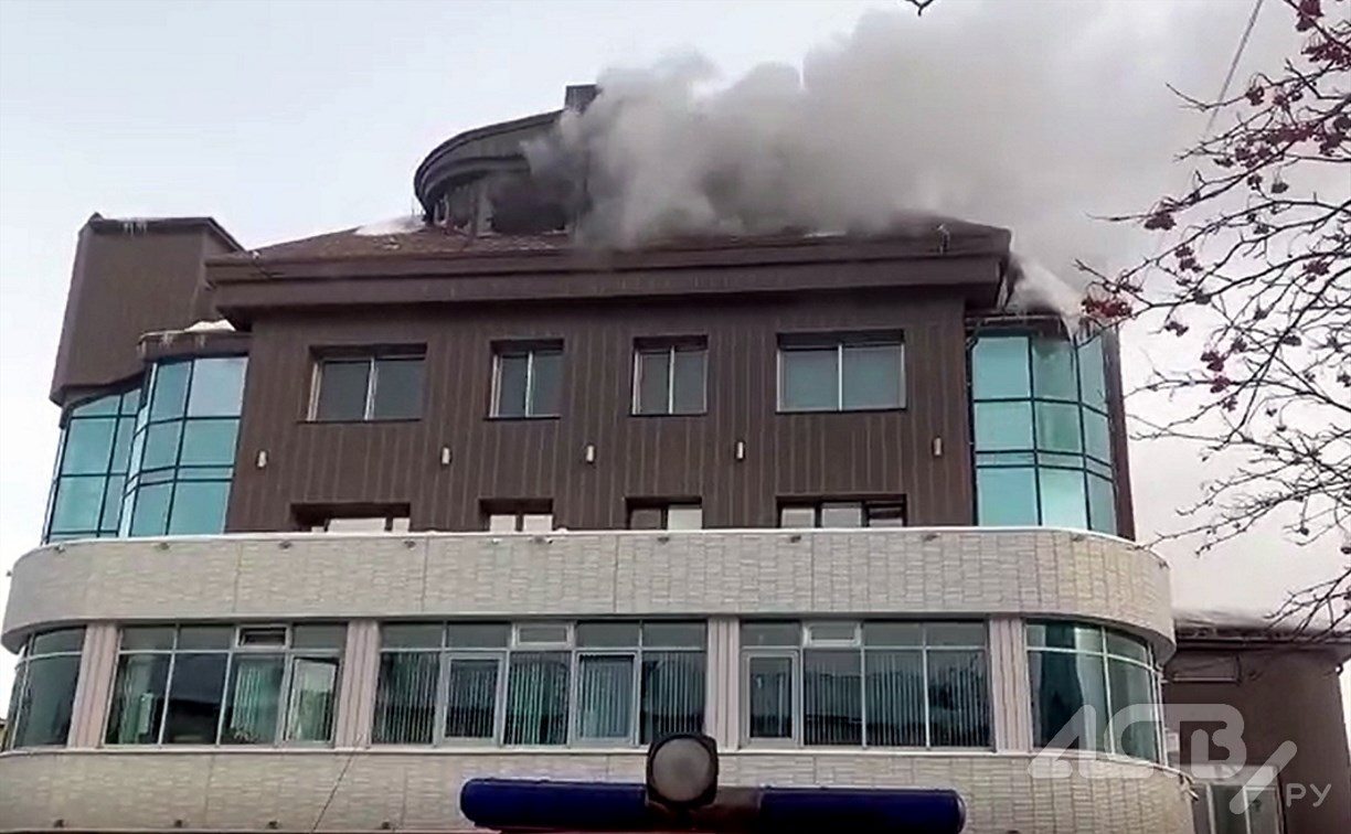 Дымом от пожара в Южно-Сахалинске заволокло городской роддом