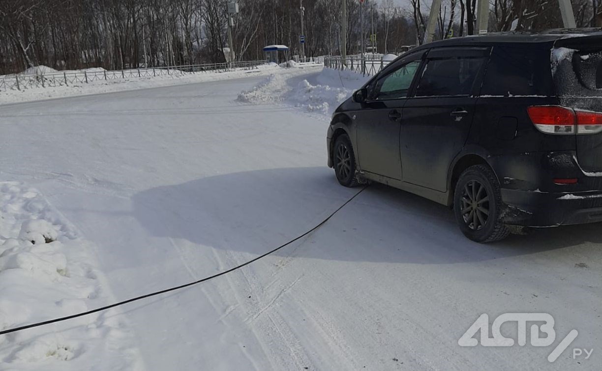 Автомобилисты в Южно-Сахалинске укатывают упавший на землю кабель