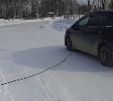 Автомобилисты в Южно-Сахалинске укатывают упавший на землю кабель