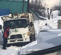 "Мы что, не люди?": южносахалинцы жалуются на огромную гору снега, перекрывающую проезд по улице