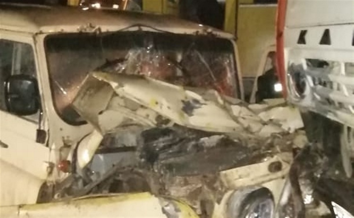Водитель УАЗа пострадал при лобовом столкновении с КамАЗом в Охе