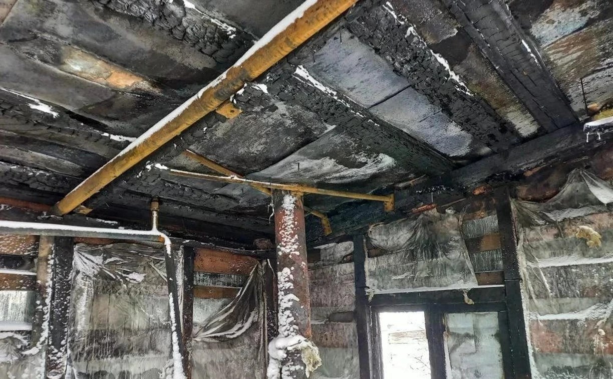 "Пламя вырывалось из окон": во время ночного пожара в Углегорске сгорела постройка