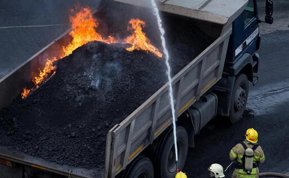 Появилось фото горящего угля в кузове самосвала в Долинском районе