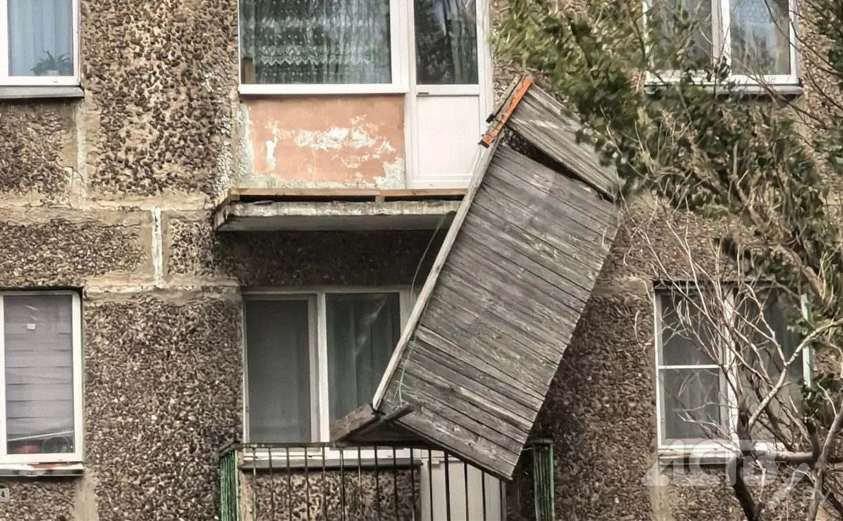 В Холмске с балкона многоэтажки сорвало обшивку