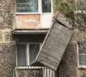 В Холмске с балкона многоэтажки сорвало обшивку